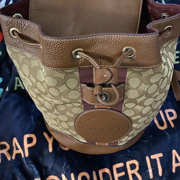 COACH DEMPSEY DRAWSTRING BACKPACK IN SIGNATURE JACQUARD with PATCH & STRIPE - Picture 3 of 7